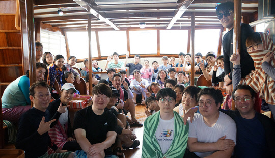 씨씨미디어서비스 임직원과 가족들이 필리핀 세부에서 가진 전직원 행사에서 기념사진을 찍고 있다.  씨씨미디어서비스 제공